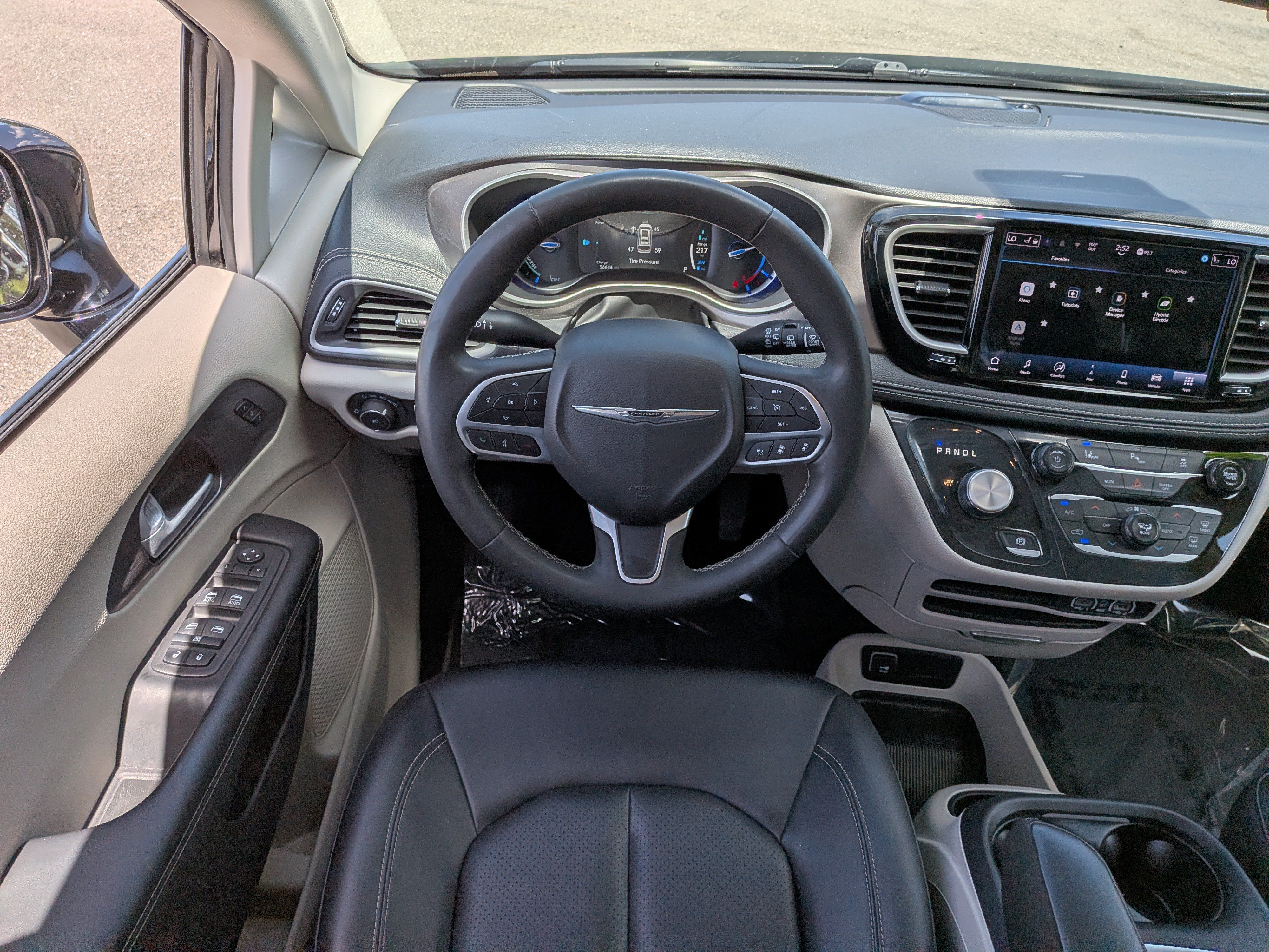Used 2024 Chrysler Pacifica Limited FWD image 18