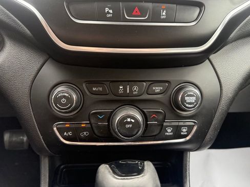 Used 2021 Jeep Cherokee Latitude Plus AWD/4WD image 23
