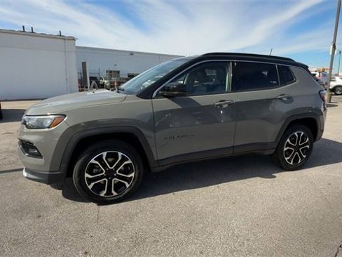 Used 2022 Jeep Compass Limited image 4