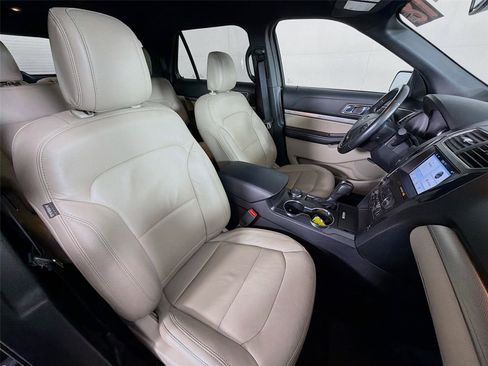 Used 2018 Ford Explorer XLT w/ Equipment Group 202A AWD/4WD image 30