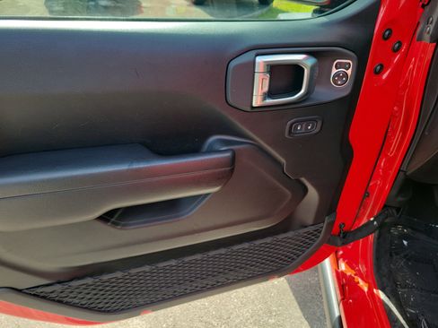 Used 2024 Jeep Wrangler Rubicon image 11