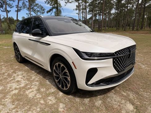 Used 2025 Lincoln Nautilus Reserve image 7