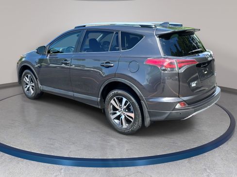 Used 2018 Toyota RAV4 XLE AWD/4WD image 7