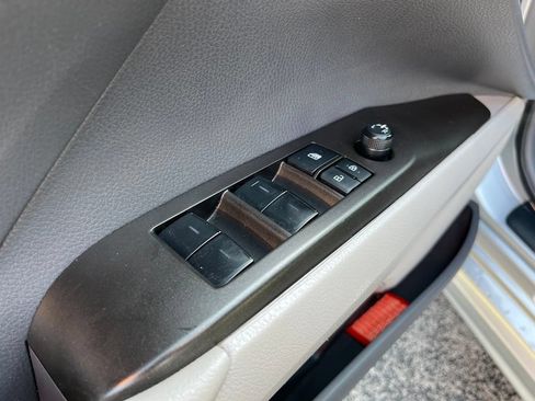 Used 2022 Toyota Camry SE FWD image 16