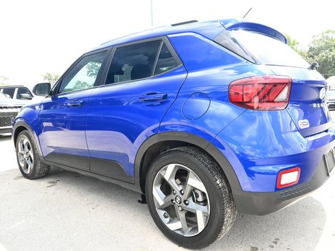 Used 2025 Hyundai Venue SEL FWD image 4