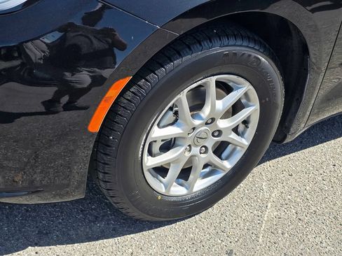 Certified 2024 Chrysler Pacifica Touring-L FWD image 11