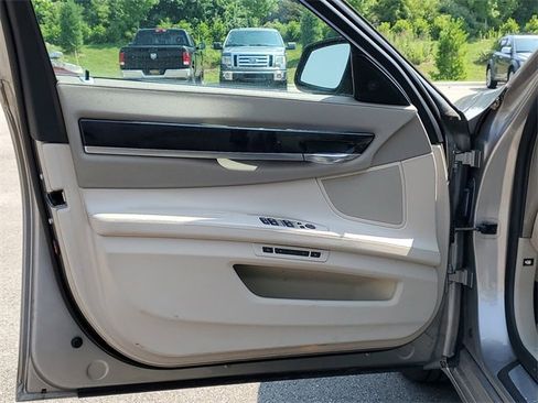 Used 2011 BMW 750Li xDrive image 10