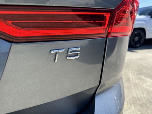 Used 2018 Volvo XC60 T5 Momentum w/ Vision Package image 22