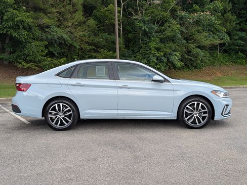 Used 2025 Volkswagen Jetta SE w/ Sunroof Package FWD image 10