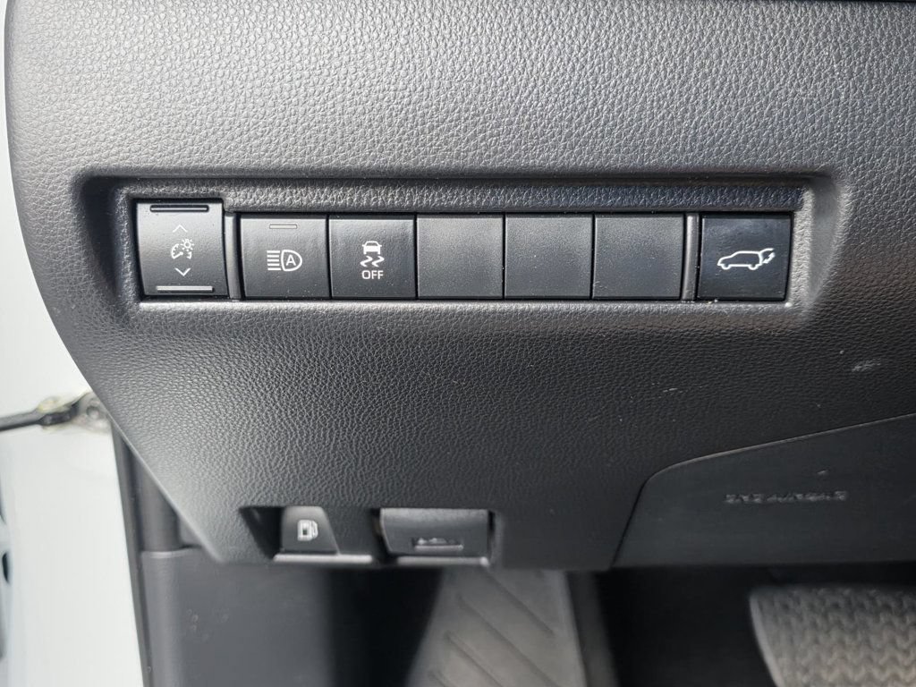 Used 2023 Toyota Venza LE AWD/4WD image 21