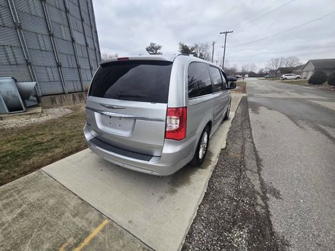 Used 2012 Chrysler Town & Country Limited w/ Luxury Group image 6