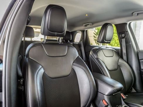 Used 2019 Jeep Cherokee Latitude Plus FWD image 37