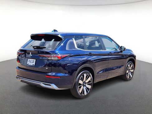 New 2025 Mitsubishi Outlander SE image 3