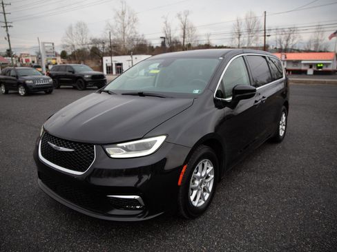 Used 2023 Chrysler Pacifica Touring-L image 7