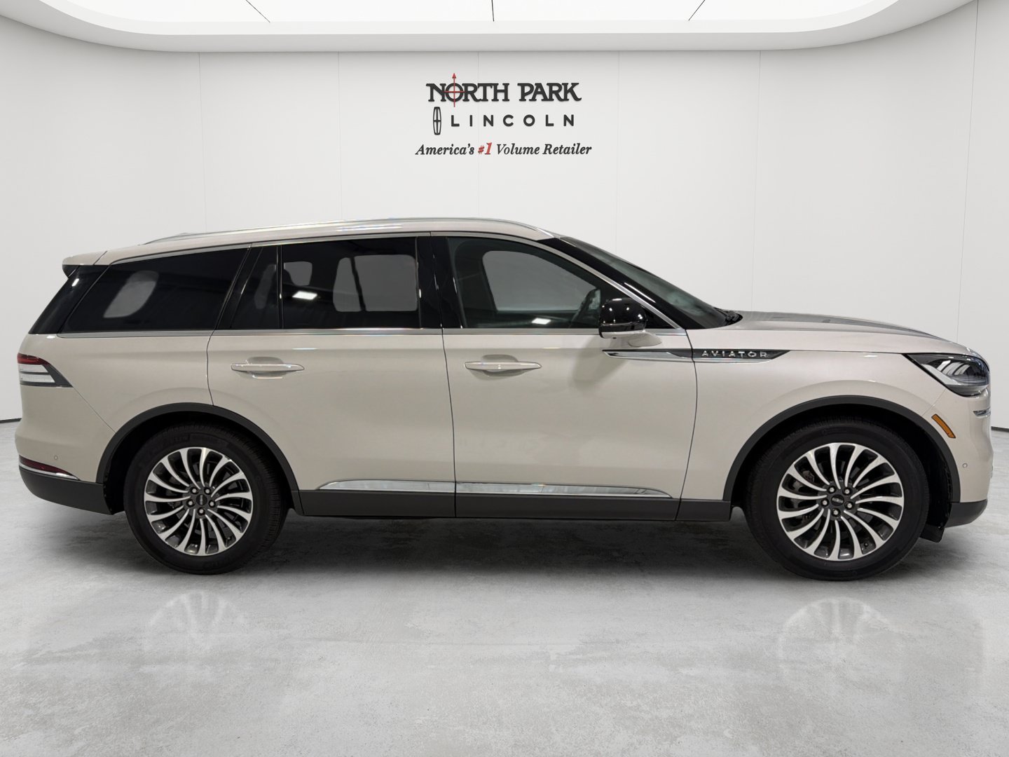 Used 2022 Lincoln Aviator Reserve w/ Equipment Group 201A RWD image 8