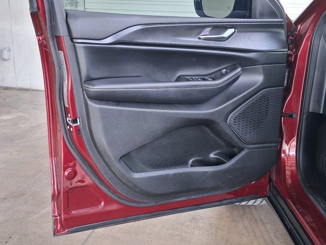 Used 2025 Jeep Grand Cherokee L Laredo RWD image 16