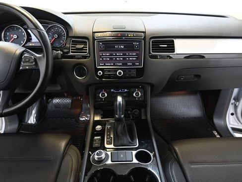 Used 2017 Volkswagen Touareg Sport AWD/4WD image 2