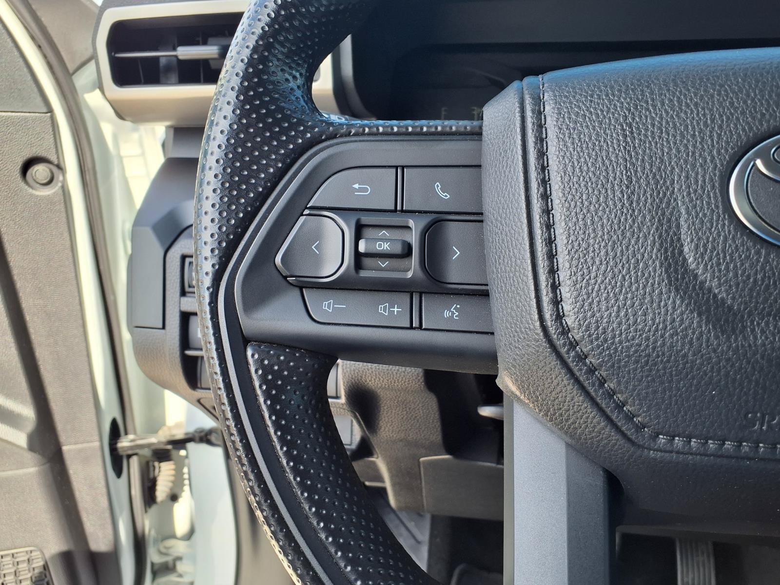 Used 2025 Toyota Tacoma SR w/ Towing Package AWD/4WD image 19