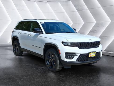 New 2025 Jeep Grand Cherokee Altitude image 8