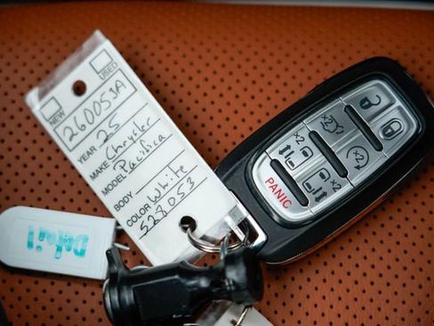 Used 2025 Chrysler Pacifica Pinnacle image 28