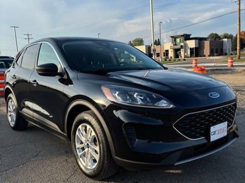 Used 2022 Ford Escape SE image 1