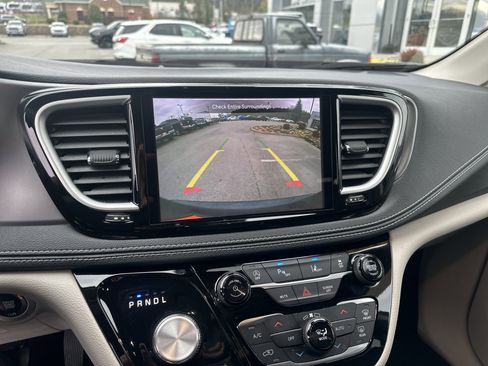 Used 2022 Chrysler Pacifica Touring-L image 34