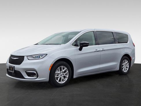 Used 2024 Chrysler Pacifica Touring-L FWD image 8