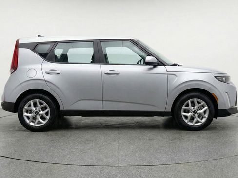 Used 2025 Kia Soul LX w/ LX Technology Package FWD image 11