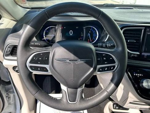 Used 2023 Chrysler Pacifica Touring-L FWD image 14