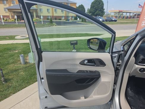 Used 2024 Chrysler Pacifica Touring-L FWD image 18