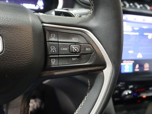 Used 2023 Jeep Grand Cherokee Limited w/ Black Appearance Package AWD/4WD image 33