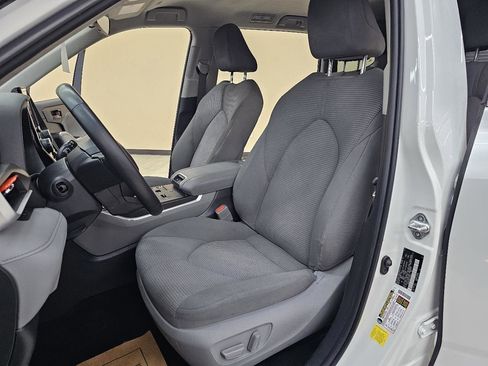 Used 2023 Toyota Highlander LE image 16