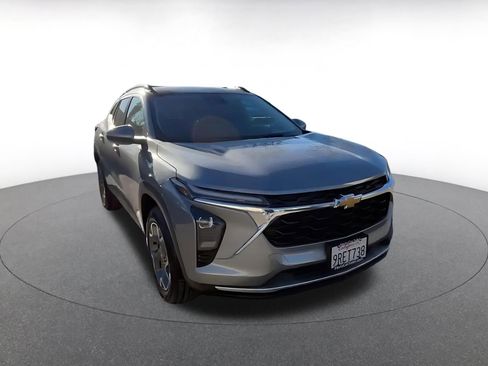 Used 2025 Chevrolet Trax LT image 3