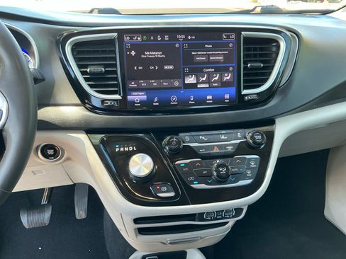 Used 2023 Chrysler Pacifica Touring-L FWD image 12