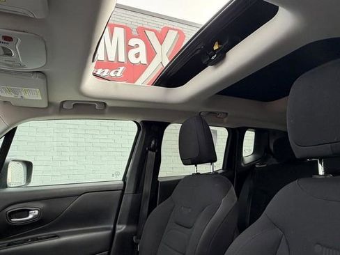 Used 2017 Jeep Renegade Altitude image 23