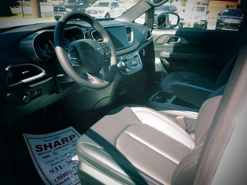 New 2026 Chrysler Pacifica Select image 4