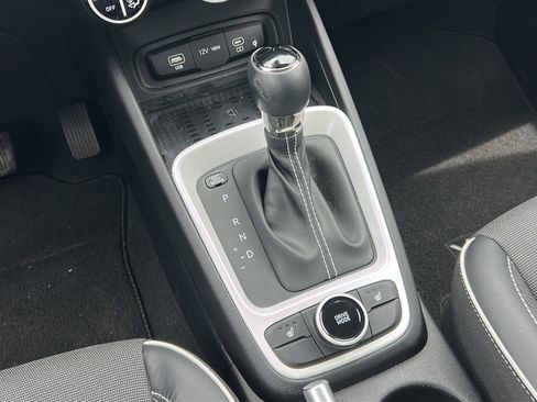 Used 2023 Hyundai Venue Limited FWD image 24