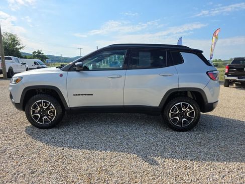 Used 2024 Jeep Compass Trailhawk AWD/4WD image 8