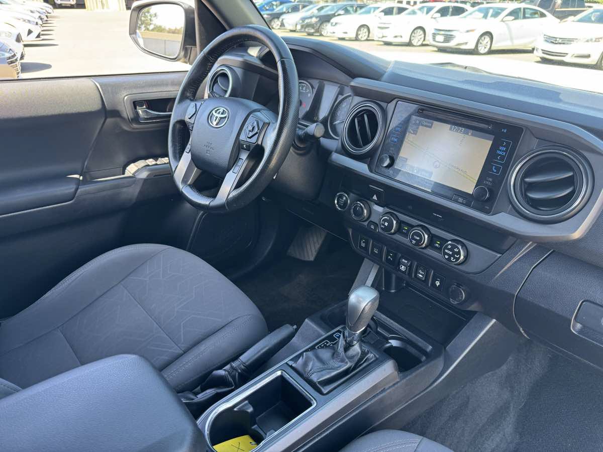 Used 2019 Toyota Tacoma TRD Off-Road w/ Technology Package AWD/4WD image 16