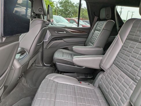 Certified 2022 Cadillac Escalade Premium Luxury Platinum w/ Heavy-Duty Trailer Package AWD/4WD image 17