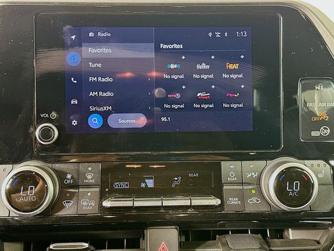 Used 2024 Toyota Highlander XLE FWD image 22