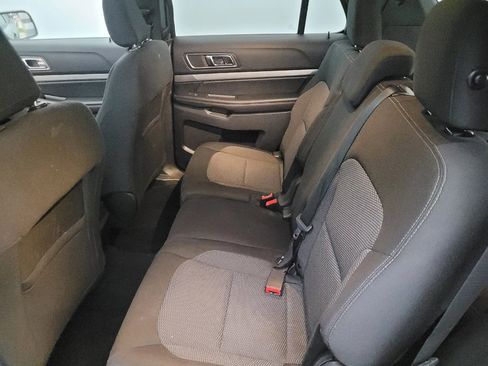 Used 2019 Ford Explorer XLT image 18