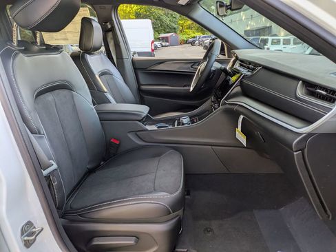 New 2025 Jeep Grand Cherokee Altitude image 30