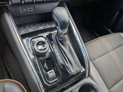 Used 2024 GMC Canyon AT4 w/ Technology Package image 16