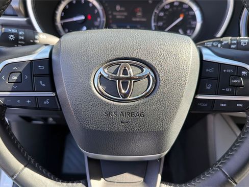 Used 2022 Toyota Highlander XLE AWD/4WD image 16
