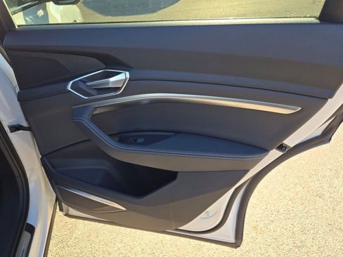 Used 2022 Audi e-tron Premium Plus w/ Premium Plus Package image 9