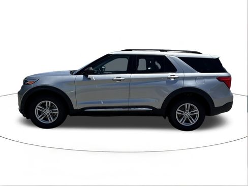 Used 2023 Ford Explorer XLT AWD/4WD image 6