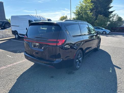 Used 2025 Chrysler Pacifica Limited FWD image 9