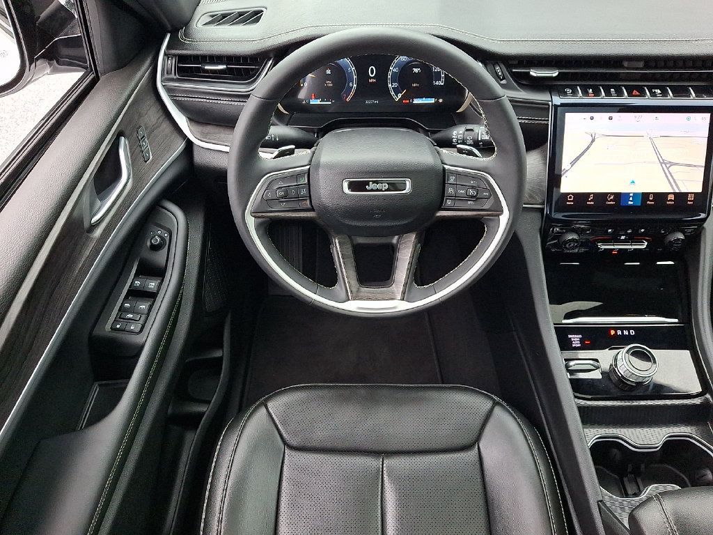 Used 2025 Jeep Grand Cherokee Limited w/ Luxury Tech Group II AWD/4WD image 15
