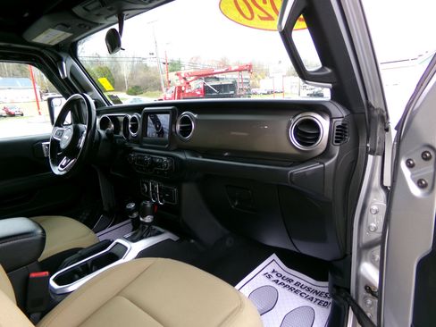 Used 2020 Jeep Wrangler Unlimited Sahara image 25